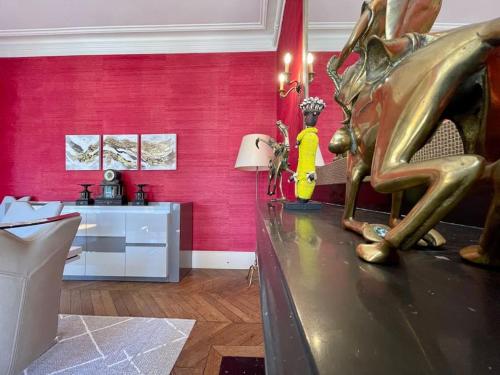 - un salon avec un mur rouge et un bureau dans l'établissement Le Balcon de Gambetta ※, à Carcassonne