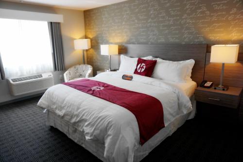 una camera d'albergo con un grande letto e una finestra di Hartford Hotel Best Western Signature Collection a Rosemead