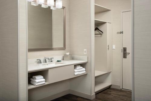 W łazience znajduje się umywalka, lustro i ręczniki. w obiekcie DoubleTree by Hilton North Salem w mieście Salem