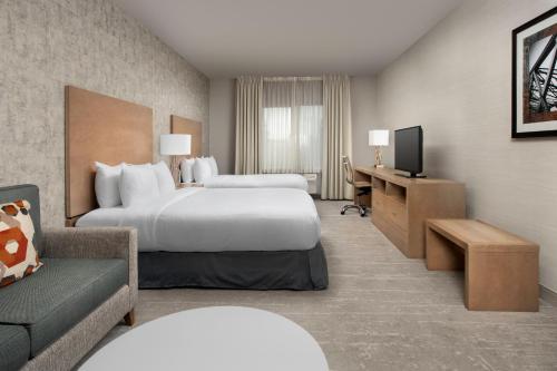 塞勒姆的住宿－塞勒姆北希爾頓逸林酒店，酒店客房设有两张床和电视。
