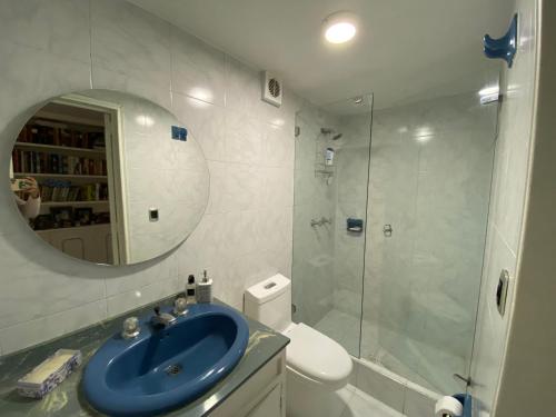 ein Badezimmer mit blauem Waschbecken und Dusche in der Unterkunft Habitación 2 en sector exclusivo Usaquen in Bogotá