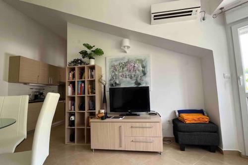 salon z telewizorem na drewnianym stole w obiekcie Cosy 2-bedroom apt 100m from sea w mieście Herceg Novi