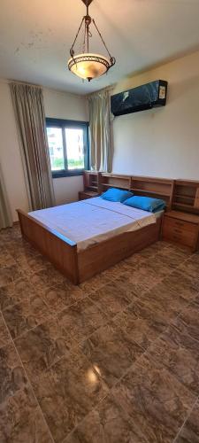 a large bedroom with a large bed in a room at Chalet in Mena 4 in Dawwār ‘Abd al ‘Aţī Abū ‘Ajūz