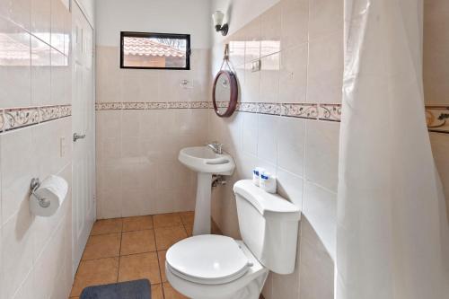 łazienka z toaletą i umywalką w obiekcie H4 LAS CABAÑAS w mieście Corozal