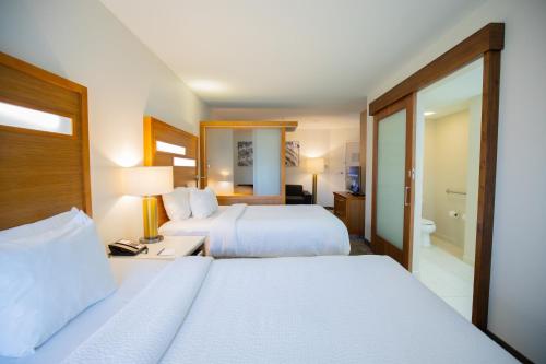 Postel nebo postele na pokoji v ubytování SpringHill Suites by Marriott Baton Rouge Gonzales