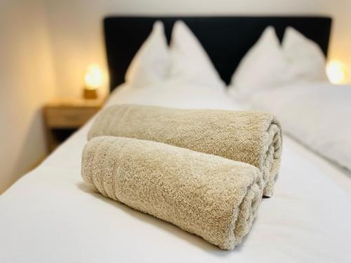 ein Bett schließen mit einem Handtuch drauf in der Unterkunft Vienna Style Apartment in Wien