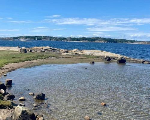 Gallery image of Romslig og sjønært feriehus på Nøtholmen in Strömstad