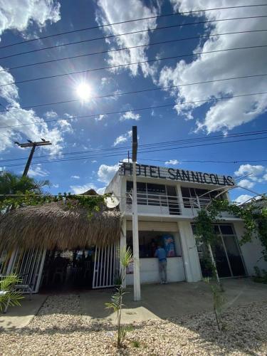 un hombre parado fuera de un restaurante de mariscos en HOTEL SAN NICOLÁS, en Cereté