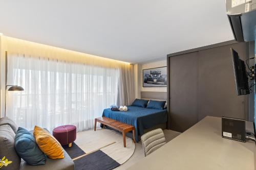 a small room with a bed and a couch at Magníficos Ap Luxo - 43mts e 63mts, 1 ou 2 Qtos in São Paulo