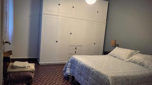 1 dormitorio con 1 cama y armario blanco grande en Casa céntrica en Salta