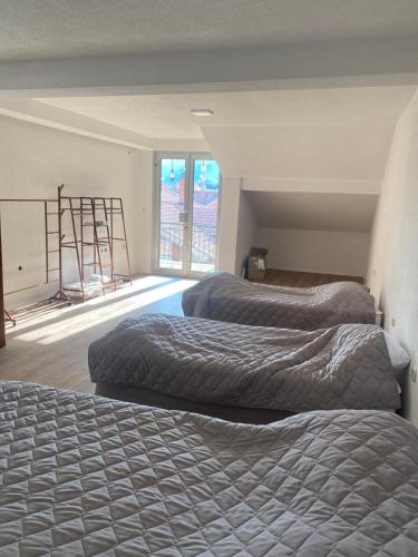 3 lits sont disposés dans une pièce dans l'établissement Struga Apartments, à Struga