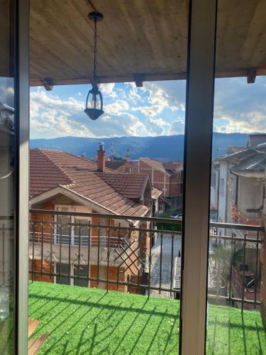 - une vue depuis la fenêtre d'une maison dans l'établissement Struga Apartments, à Struga