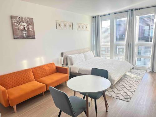 Khu vực ghế ngồi tại Modern Apartment Downtown Tacoma near the convention center, Free Netflix , King size bed & futon sofa bed , AC, Great Amenities Rooftop, self-check-in