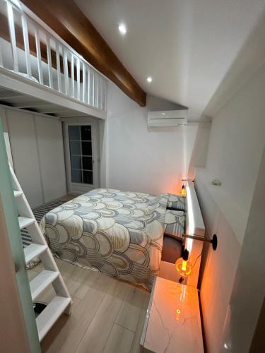 Dormitorio pequeño con cama y loft en Les chambre de amour, en Urrugne