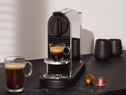 a coffee maker and two cups of coffee on a counter at Magníficos Ap Luxo - 43mts e 63mts, 1 ou 2 Qtos in São Paulo