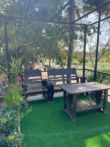 Κήπος έξω από το PunNa Homestay @ Bangsai