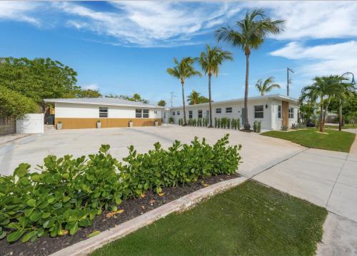 Κήπος έξω από το M Lake Worth Beach - Modern Villas Near West Palm Beach, Chic Retro Vibes, King Bed, Cozy Backyard, BBQ, Workspace, High-Speed Internet, Free Parking, 5 Minutes to Downtown & Beach