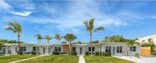 Κήπος έξω από το M Lake Worth Beach - Modern Villas Near West Palm Beach, Chic Retro Vibes, King Bed, Cozy Backyard, BBQ, Workspace, High-Speed Internet, Free Parking, 5 Minutes to Downtown & Beach