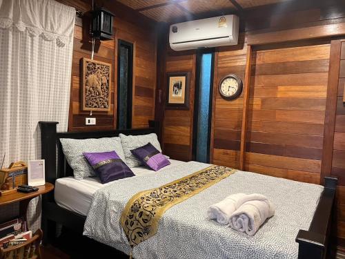 Ένα ή περισσότερα κρεβάτια σε δωμάτιο στο PunNa Homestay @ Bangsai