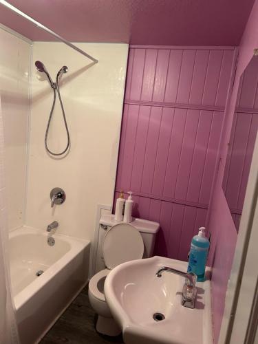 uma casa de banho rosa com um WC e um lavatório em Chez moi em Montmagny