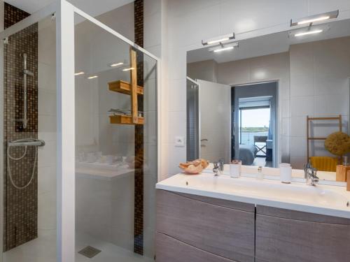 une salle de bain avec deux lavabos et une douche en verre dans l'établissement Arcachon - Aiguillon - T5 Charmant avec Terrasse, Parking Sécurisé et WiFi - FR-1-319-404, à Arcachon