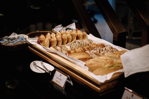 a display case with various pastries and other pastries at Muen Hot Spring Hotel in Jiaoxi