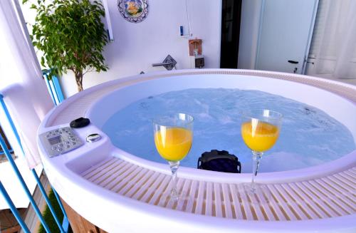 two glasses of orange juice sitting in a tub at La Casa de Reyes in Peñaflor