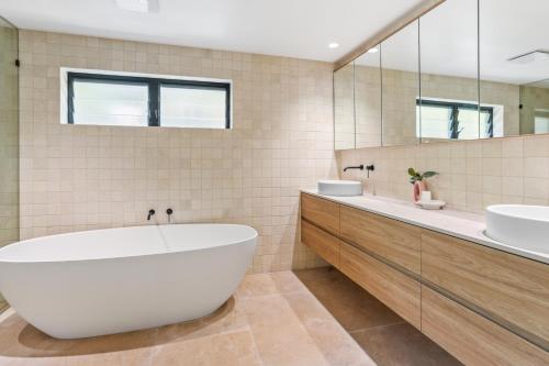 baño con bañera grande y 2 lavabos en Raven6, Noosa Sound, en Noosa Heads