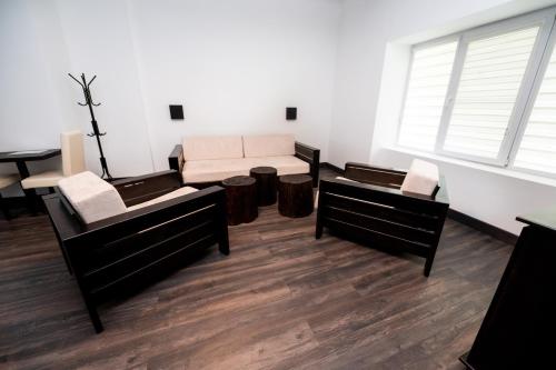 a living room with a couch and a table at Casa Bolta Rece in Sighetu Marmaţiei