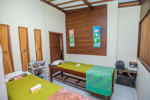 a room with two beds in a room at Pondok Raamshanti Lembongan in Nusa Lembongan