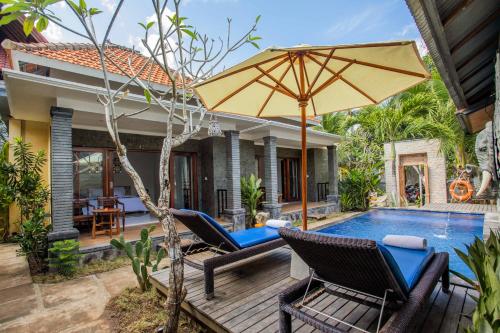 a patio with chairs and an umbrella next to a swimming pool at Pondok Raamshanti Lembongan in Nusa Lembongan