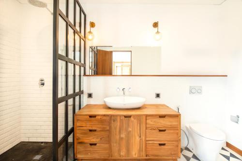 ein Bad mit einem Waschbecken und einem Spiegel in der Unterkunft New 5br Villa, Enclosed Lounge, Canggu Oasis in Canggu