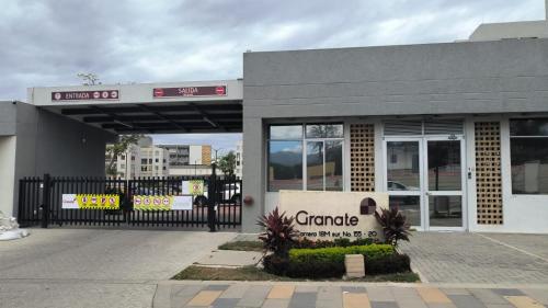 a garage with a sign in front of a building at Se renta apartamento hermoso amoblado en Ibague sector picaleña in Ibagué