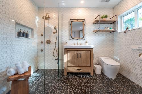 uma casa de banho com um chuveiro, um lavatório e um WC. em Life is Blue em Fort Lauderdale