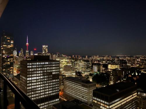 widok na panoramę miasta w nocy w obiekcie Luxury view in Toronto Downtown 3 Bedroom 2.5 Bathroom 1 Parking w mieście Toronto