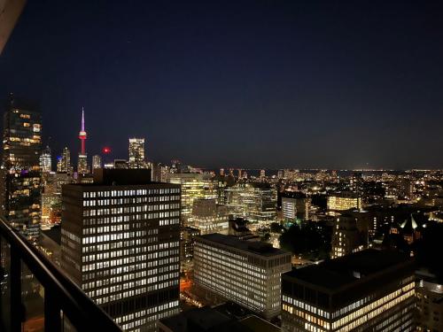uitzicht op de skyline van de stad 's nachts bij Luxury view in Toronto Downtown 3 Bedroom 2.5 Bathroom 1 Parking in Toronto