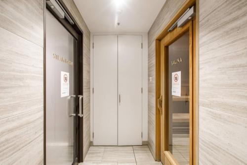 un corridoio con due ascensori in un edificio di The View on Elizabeth - Chic City Centre Living a Melbourne