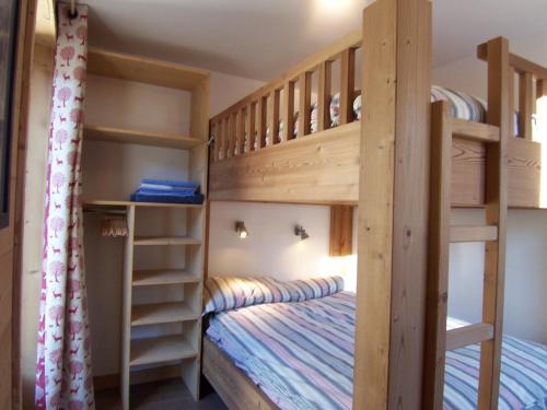 Ce dortoir comprend des lits superposés. dans l'établissement Appartement Morzine, 2 pièces, 6 personnes - FR-1-754-47, à Morzine