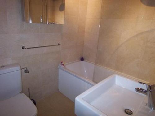 een badkamer met een bad, een toilet en een wastafel bij Appartement Morzine, 2 pièces, 6 personnes - FR-1-754-47 in Morzine