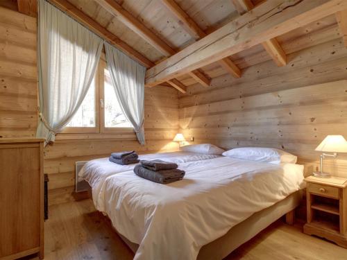 ein Schlafzimmer mit einem Bett in einem Blockhaus in der Unterkunft Appartement Morzine, 4 pièces, 8 personnes - FR-1-754-18 in Morzine