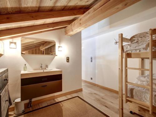 ein Bad mit einem Waschbecken und einem Etagenbett in der Unterkunft Appartement Morzine, 4 pièces, 8 personnes - FR-1-754-18 in Morzine