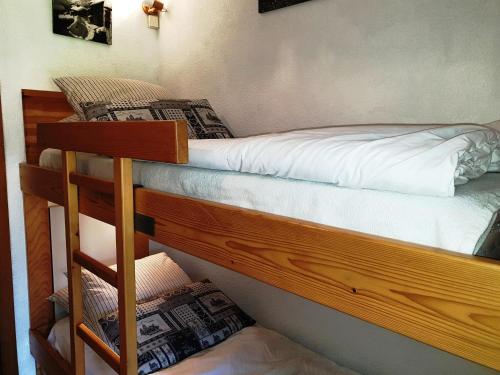 - une chambre avec des lits superposés et des draps blancs dans l'établissement Studio Morzine, 1 pièce, 4 personnes - FR-1-754-1, à Morzine