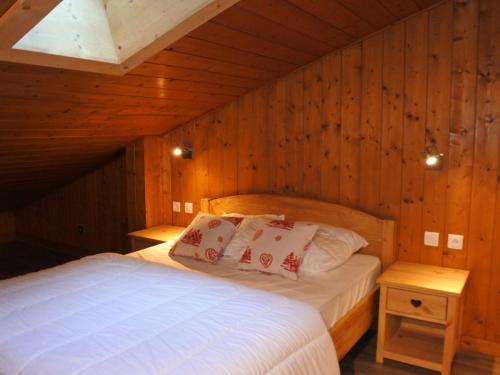 1 dormitorio con 1 cama en una habitación de madera en Appartement Morzine, 2 pièces, 6 personnes - FR-1-754-7, en Morzine