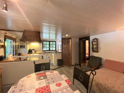 Il comprend une cuisine et un salon avec une table. dans l'établissement Appartement 2 pièces, 5 min du téléphérique Avoriaz, navette gratuite, parking, jardin, services inclus - FR-1-754-41, à Morzine