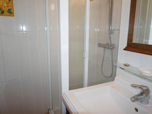 une salle de bain blanche avec une douche et un lavabo dans l'établissement Joli T2 classé 1* au pied des pistes et téléphérique de Nyon - Morzine, avec parking et wifi - FR-1-754-31, à Morzine