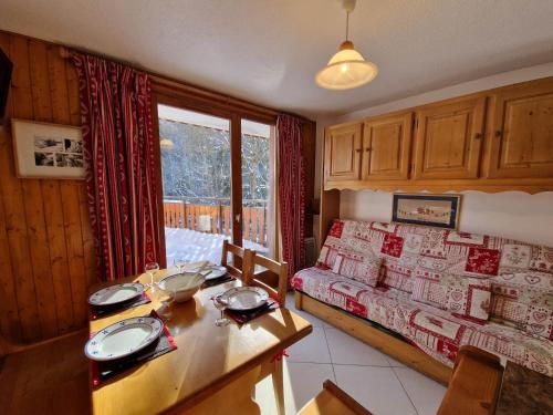 une chambre avec un lit, une table et une fenêtre dans l'établissement Joli T2 classé 1* au pied des pistes et téléphérique de Nyon - Morzine, avec parking et wifi - FR-1-754-31, à Morzine