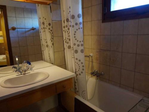 een badkamer met een wastafel, een douche en een bad bij Appartement Morzine, 2 pièces, 4 personnes - FR-1-754-33 in Morzine