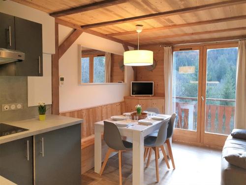 une cuisine et une salle à manger avec une table et des chaises dans l'établissement Appartement rénové, 4 pers, pied des pistes de Nyon, Morzine, parking, wifi et animaux acceptés - FR-1-754-48, à Morzine