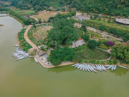 una vista aerea di una grande isola in acqua di Thung Nham Resort a Ninh Binh