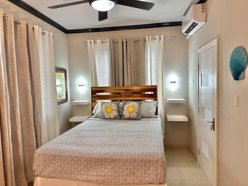 Schlafzimmer mit einem Bett und einem Deckenventilator in der Unterkunft The Shelton Tower 1 in Montego Bay